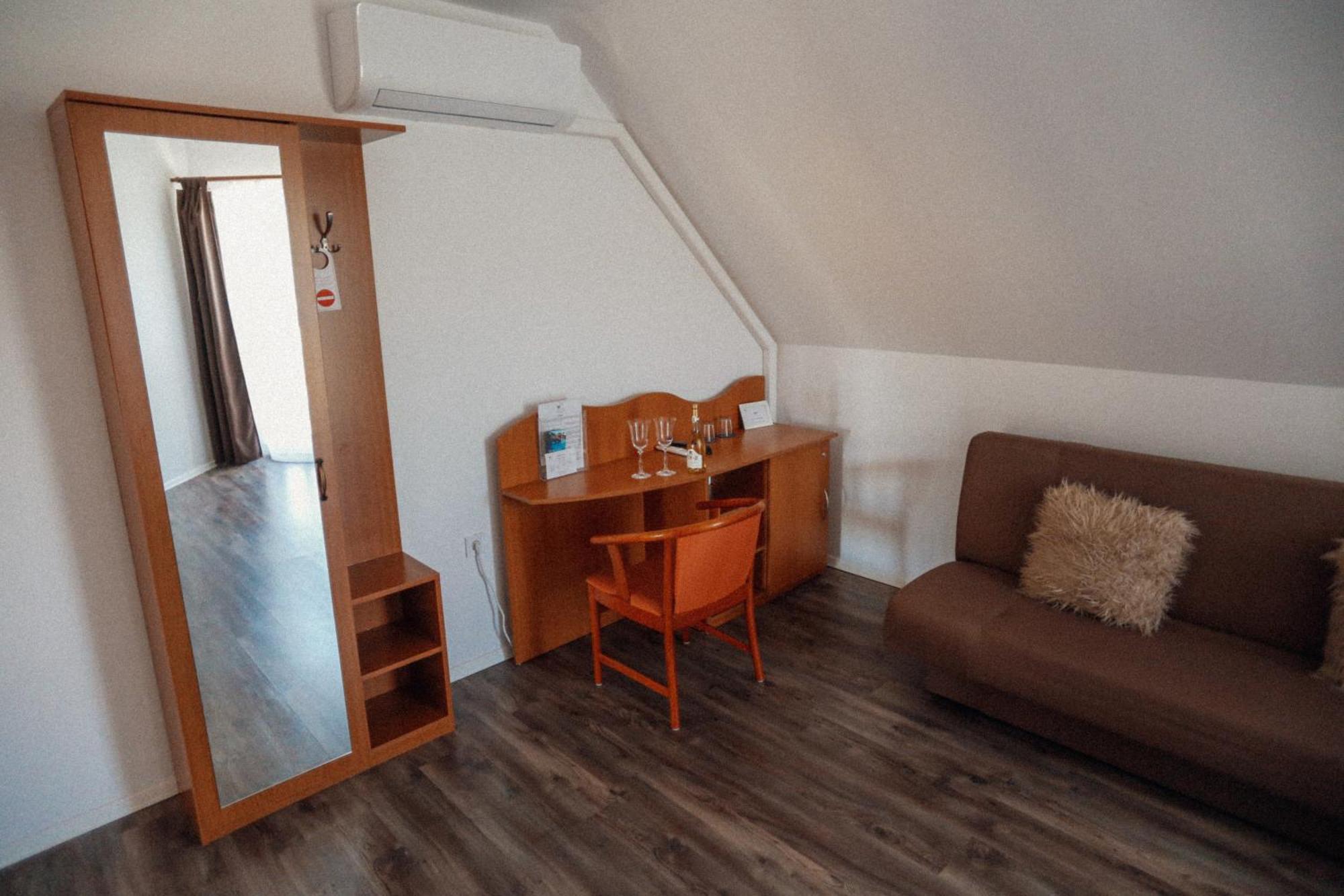 Megnyugtat-Lak Apartmanhaz Demjen Luaran gambar