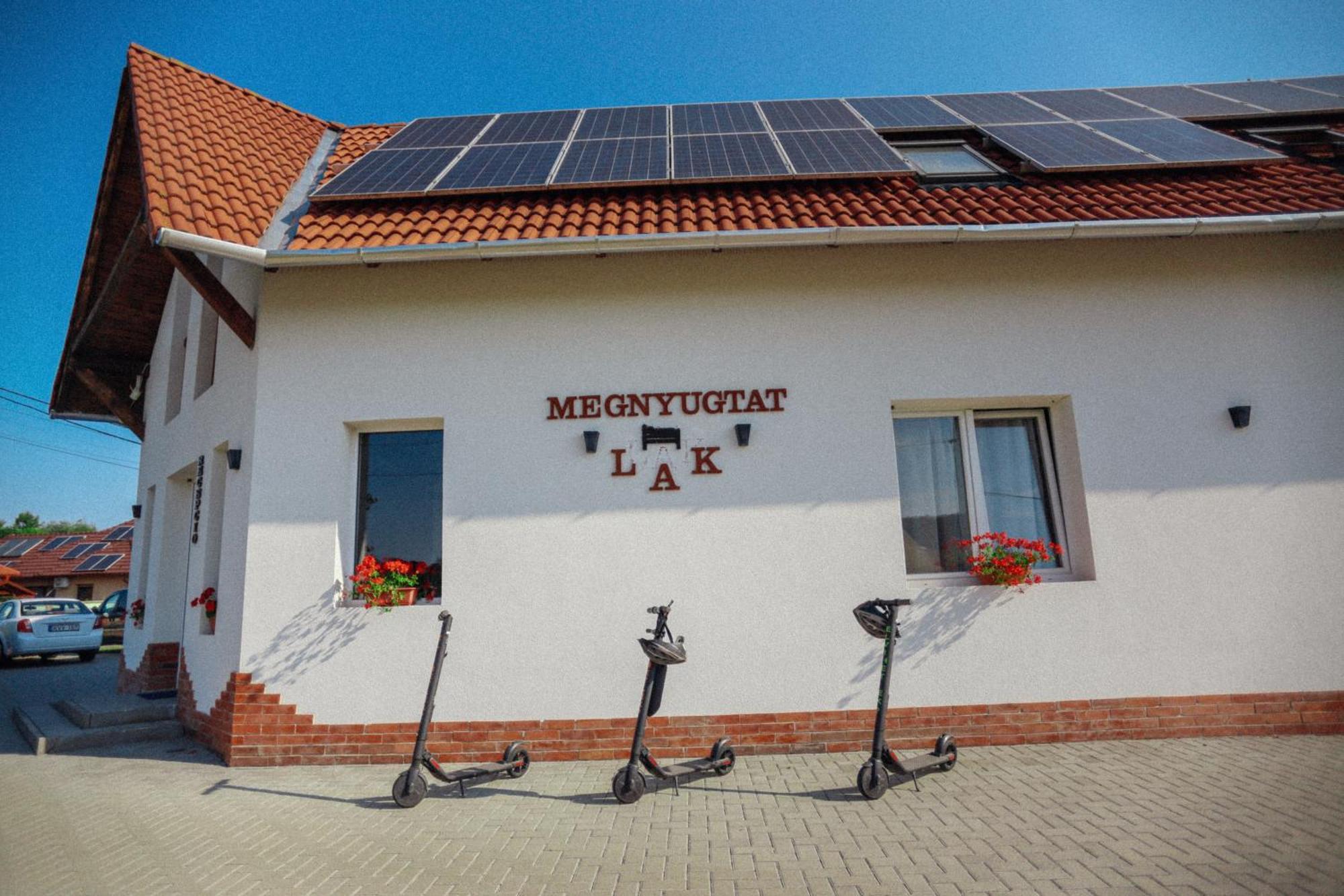 Megnyugtat-Lak Apartmanhaz Demjen Luaran gambar